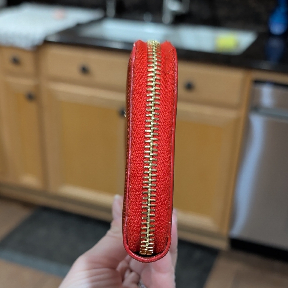 Fendi Vibrant Vintage Red Textured Wallet - Picture 4 of 16